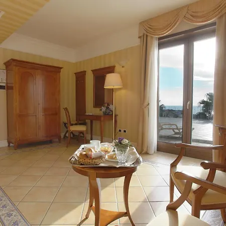 Dioscuri Bay Palace Hotel 4*